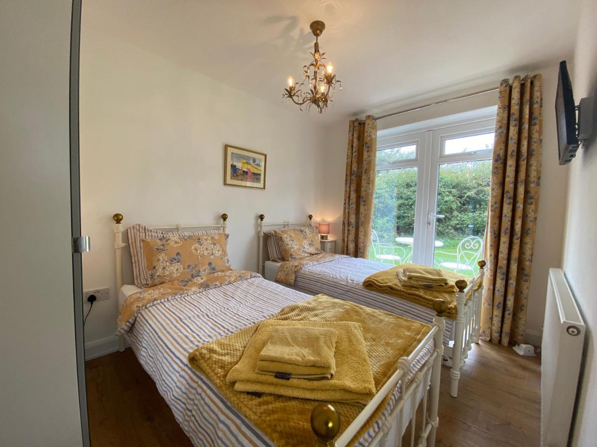 Seaview Self-Catering Coastal Bungalow In Rural West Wight Freshwater Esterno foto