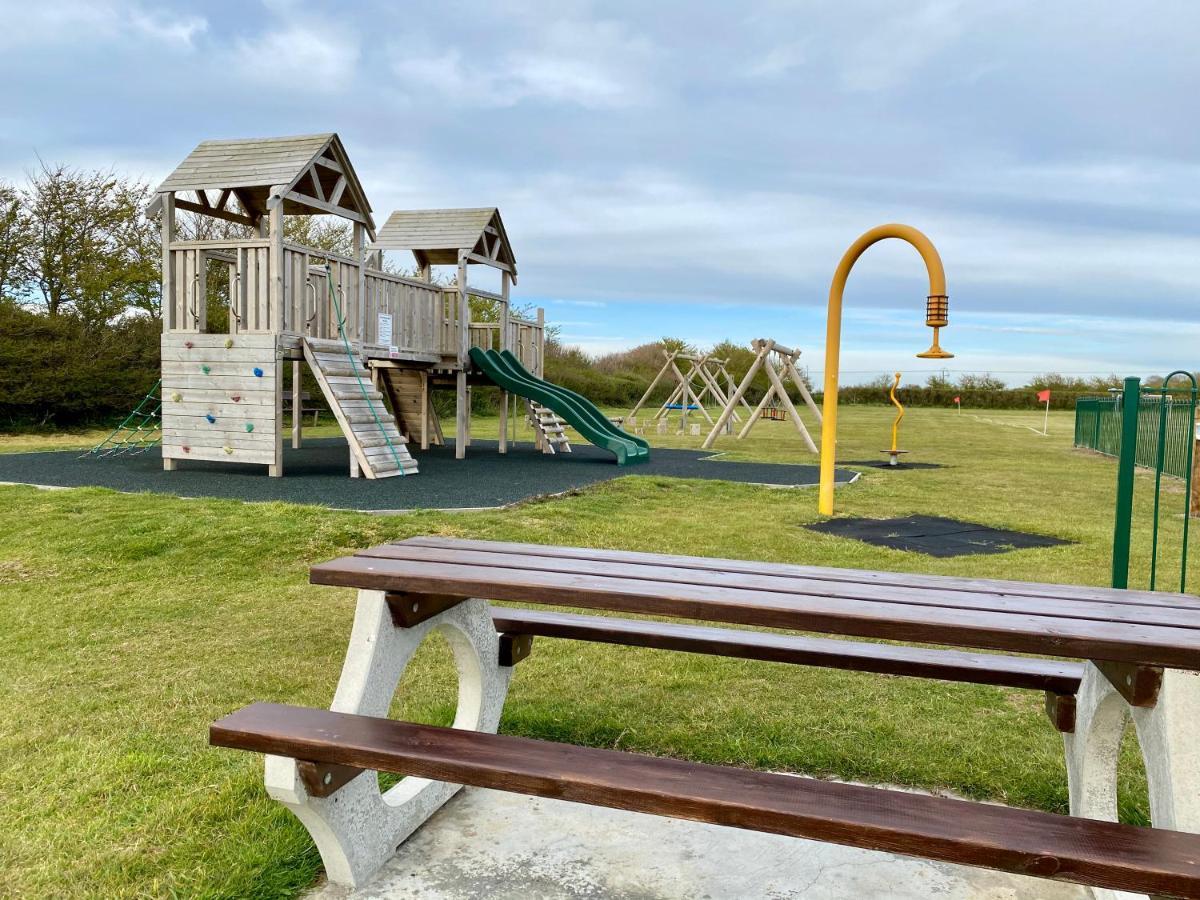 Seaview Self-Catering Coastal Bungalow In Rural West Wight Freshwater Esterno foto