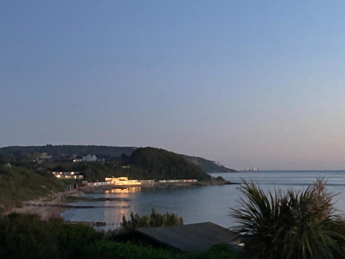 Seaview Self-Catering Coastal Bungalow In Rural West Wight Freshwater Esterno foto