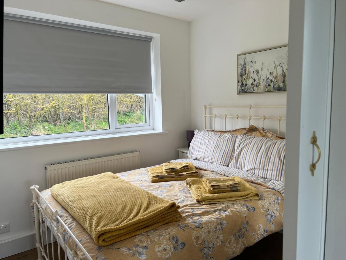 Seaview Self-Catering Coastal Bungalow In Rural West Wight Freshwater Esterno foto