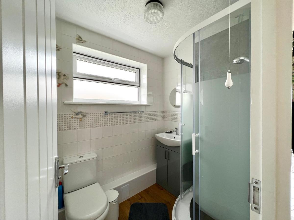 Seaview Self-Catering Coastal Bungalow In Rural West Wight Freshwater Esterno foto