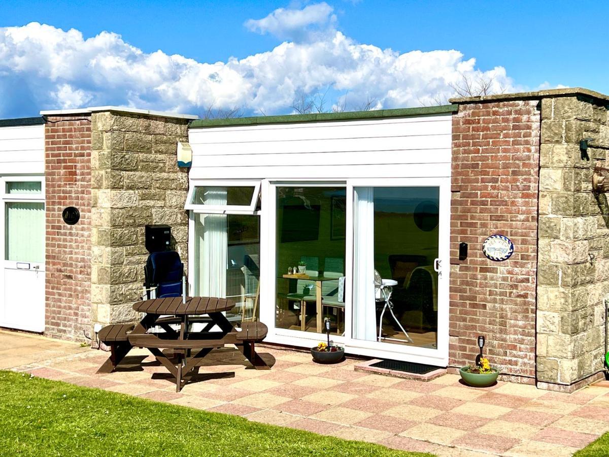 Seaview Self-Catering Coastal Bungalow In Rural West Wight Freshwater Esterno foto